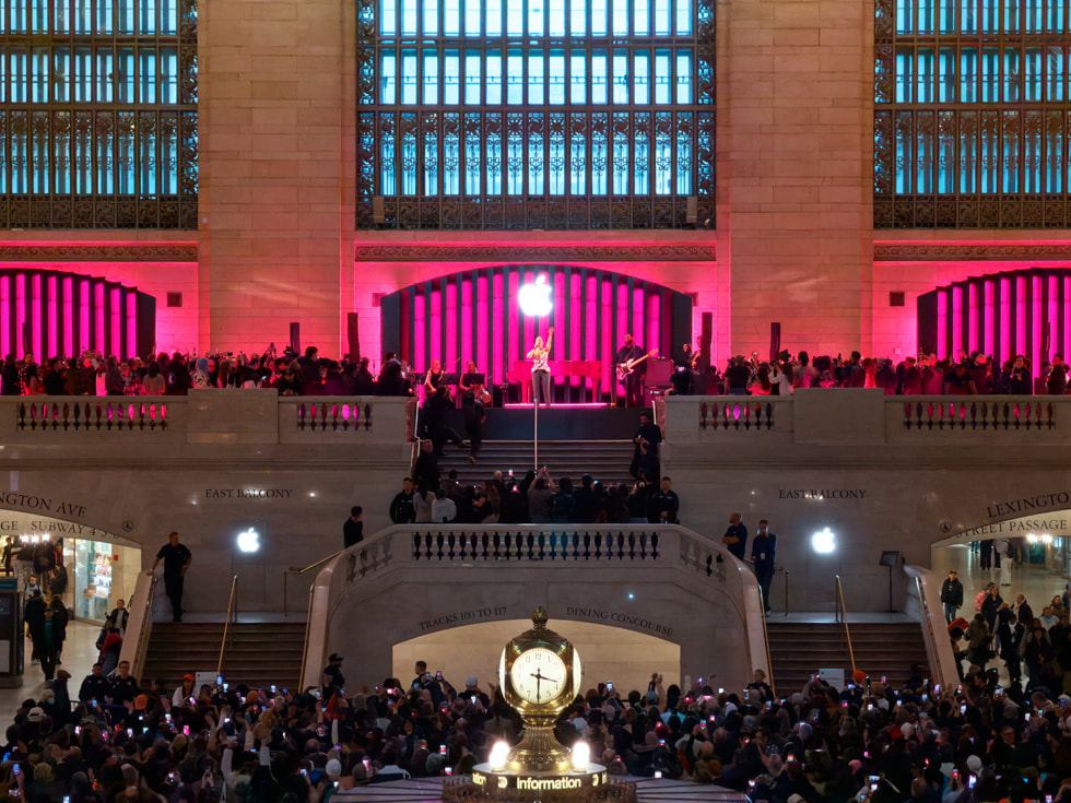 Customers fill the plaza in front of Apple Grand Central.