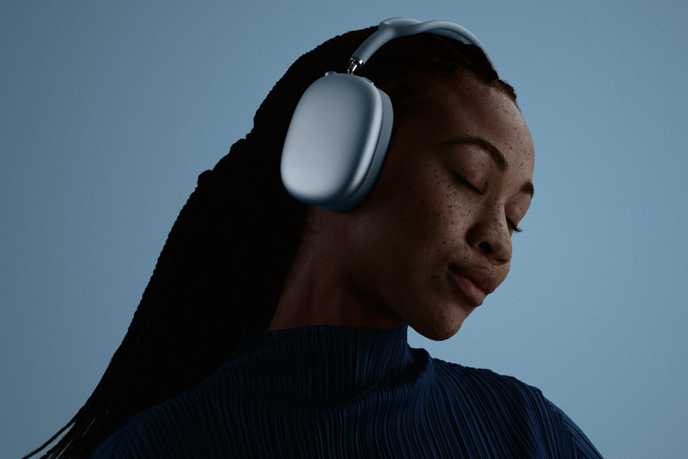 Ein:e Nutzer:in mit geschlossenen Augen trägt AirPods Max 2 in Blau. 
