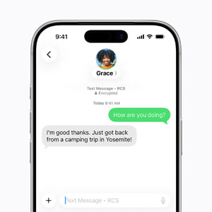 Et skærmbillede af iPhone 17 Pro, der viser en end-to-end-krypteret RCS-chatsamtale. Beskeden ‘Hvordan har du det?’ vises.