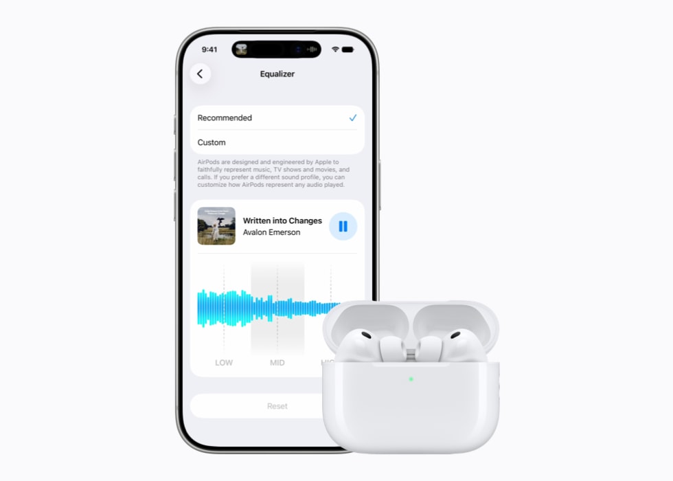 Se muestra un iPhone 17 Pro junto a unos AirPods, con una pantalla de personalización de audio.