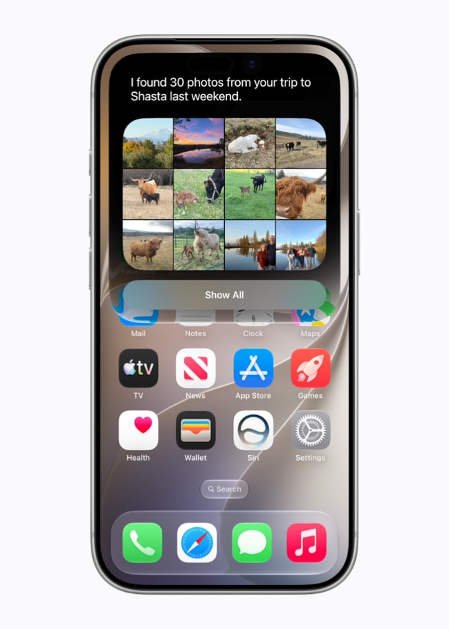 Pantalla de Siri AI en un iPhone 17 Pro que muestra una búsqueda de fotos de un fin de semana anterior, con una descripción del asunto y el nombre de personas específicas en la búsqueda.