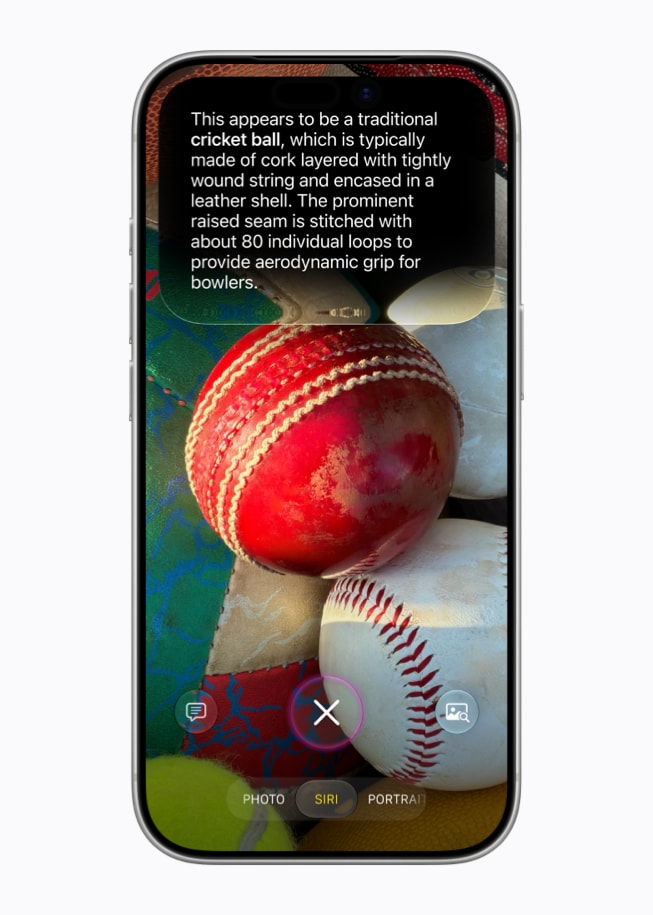 Pantalla de Siri AI en un iPhone 17 Pro con una descripción de una bola de cricket sobre una foto del objeto.