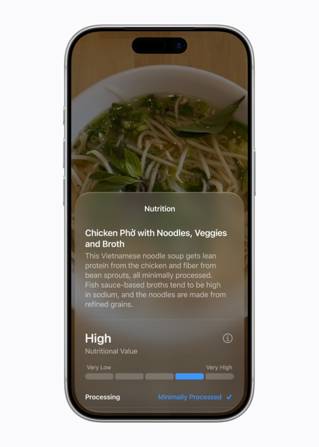 Pantalla de Siri AI en un iPhone 17 Pro que muestra el modo Siri en la app Cámara, con una descripción del pho e información nutricional sobre una foto del plato.