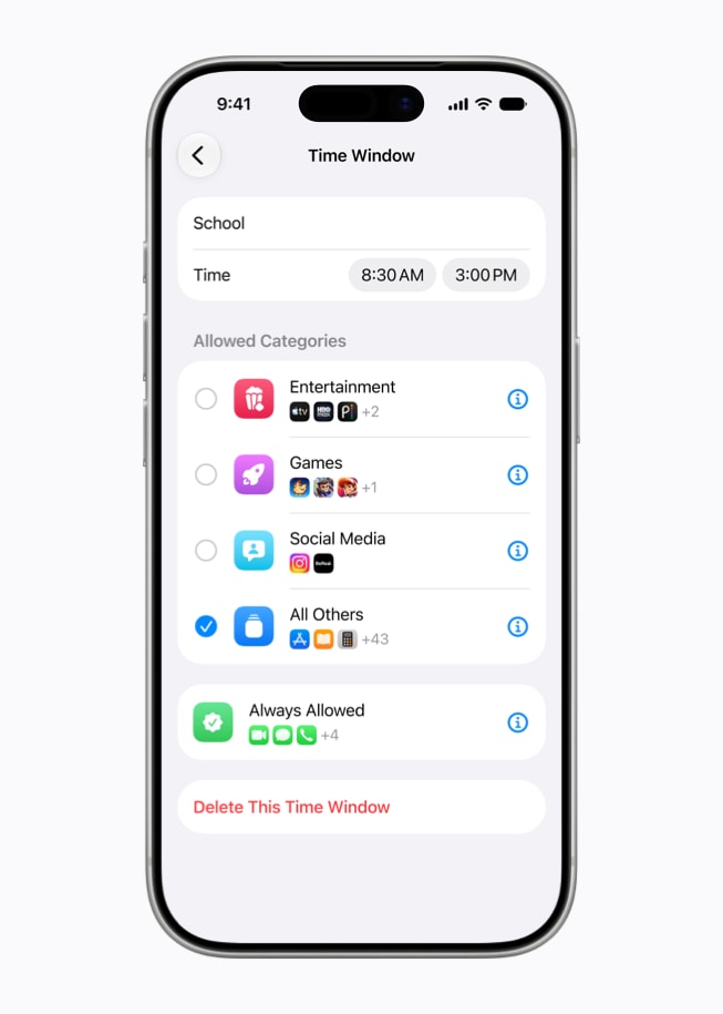 Un iPhone 17 Pro muestra la configuración para seleccionar qué categorías de apps y sitios web están permitidas durante un periodo de tiempo específico llamado “Escuela”, que va de las 8:30 a.m. a las 3 p.m.