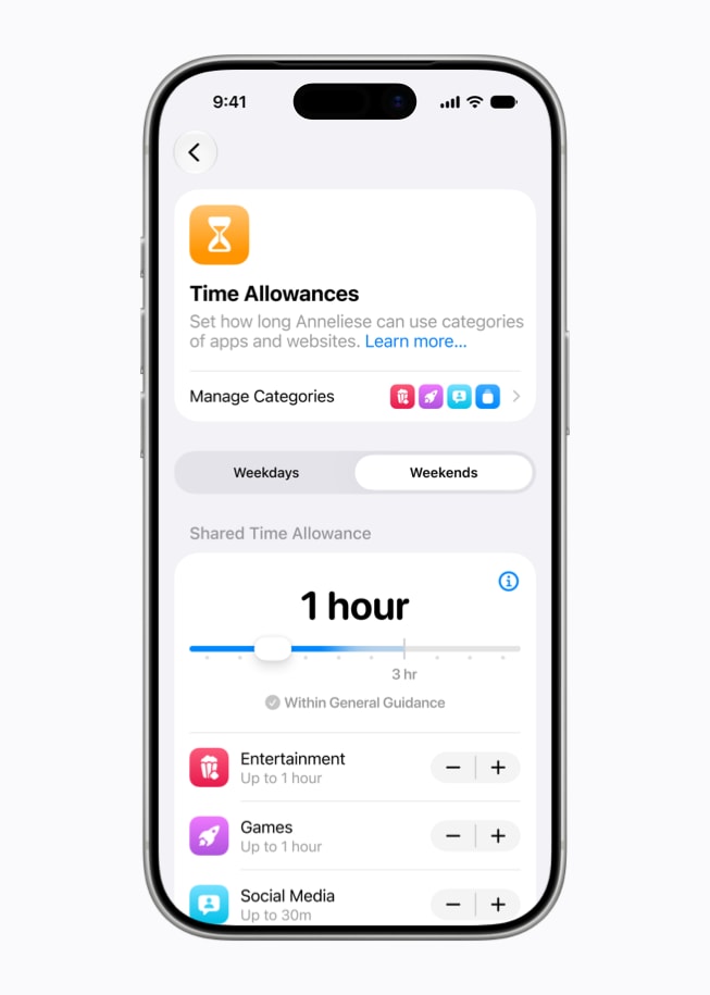 Un iPhone 17 Pro muestra una pantalla de la funcionalidad Límites de Tiempo con un mensaje que pide al usuario definir cuánto tiempo su hijo podrá usar apps y visitar sitios web de distintas categorías, como Entretenimiento, Juegos y Redes Sociales.