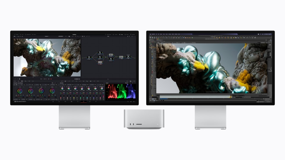 To Mac Studio-systemer viser videoredigering i Blackmagic Design DaVinci Resolve Studio og Maxon Redshift.
