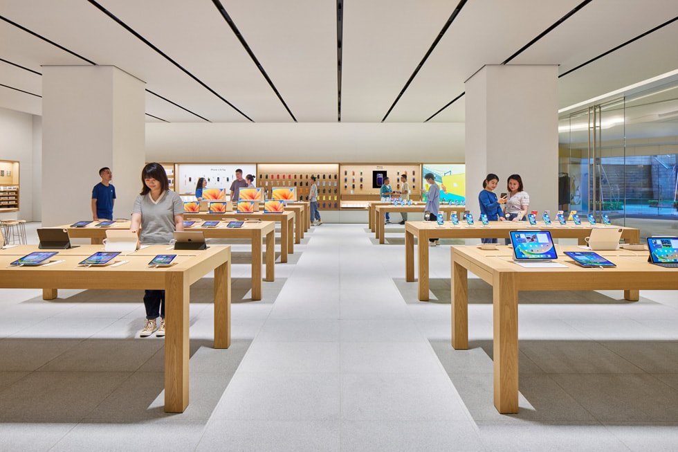 Table displays for iPhone and Mac at Apple MixC Shenzhen. 