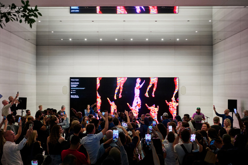 Londoners and visitors from around the world celebrate the opening of Apple Brompton Road with a DJ performance from Just Blaze.