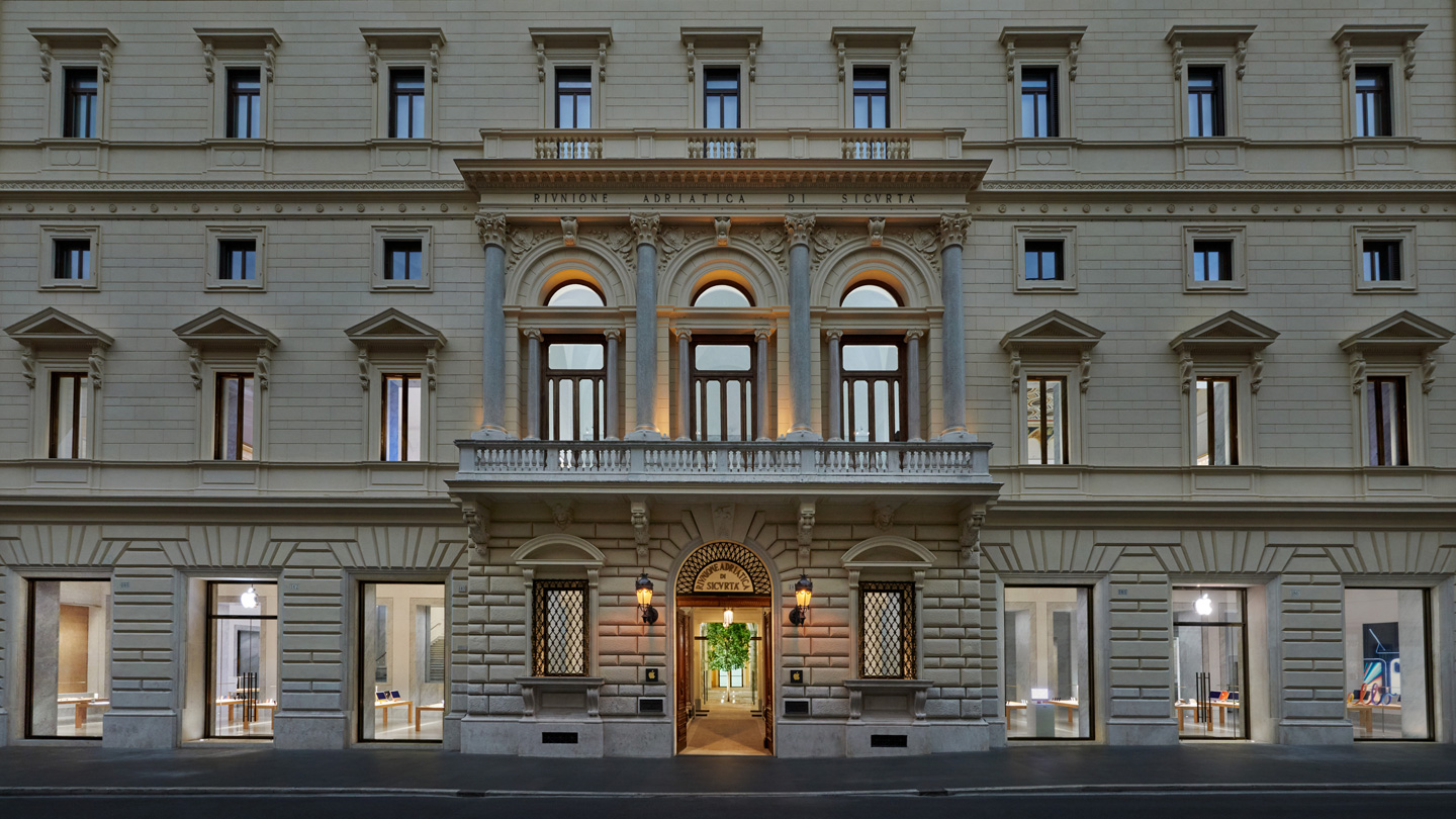 The exterior of Apple Via del Corso at dusk. 