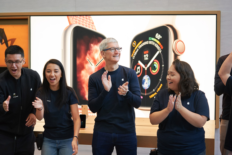 Tim Cook with Apple team members at Apple Palo Alto.