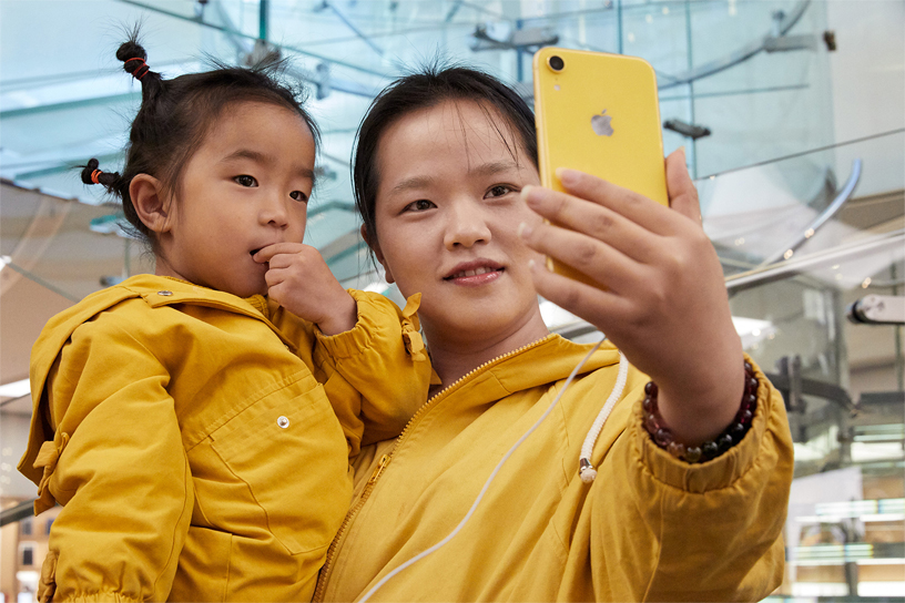 Customer and child take selfie with iPhone XR.