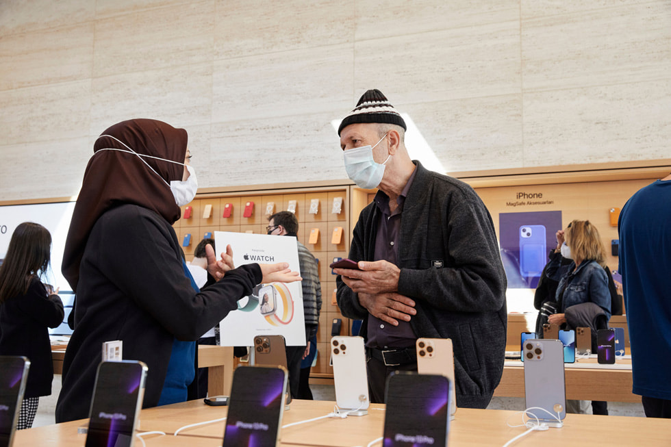 Customers explore the avenues at Apple Bağdat Caddesi.