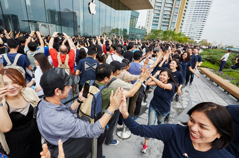 Customers queue outside Apple Iconsiam.