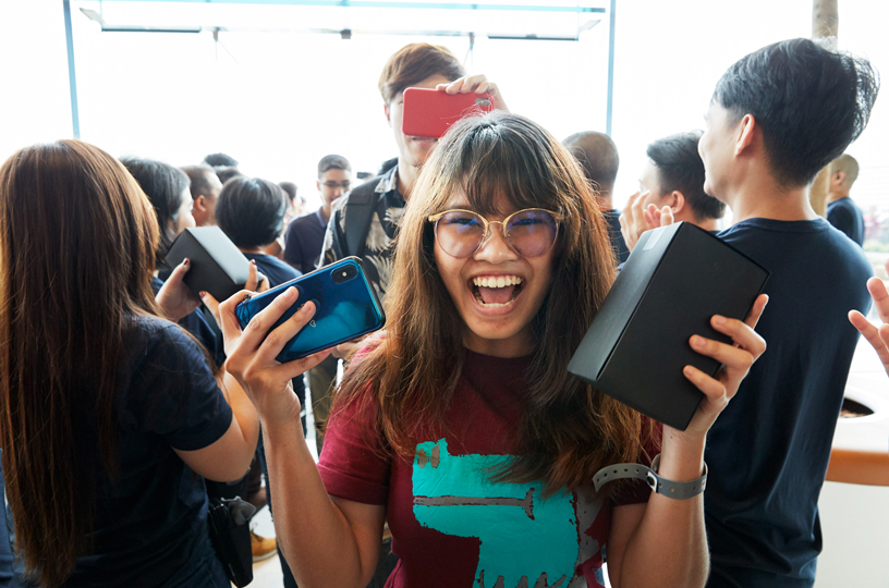 First customers enter Apple Iconsiam.
