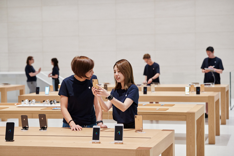 Team members at Apple Xinyi A13.