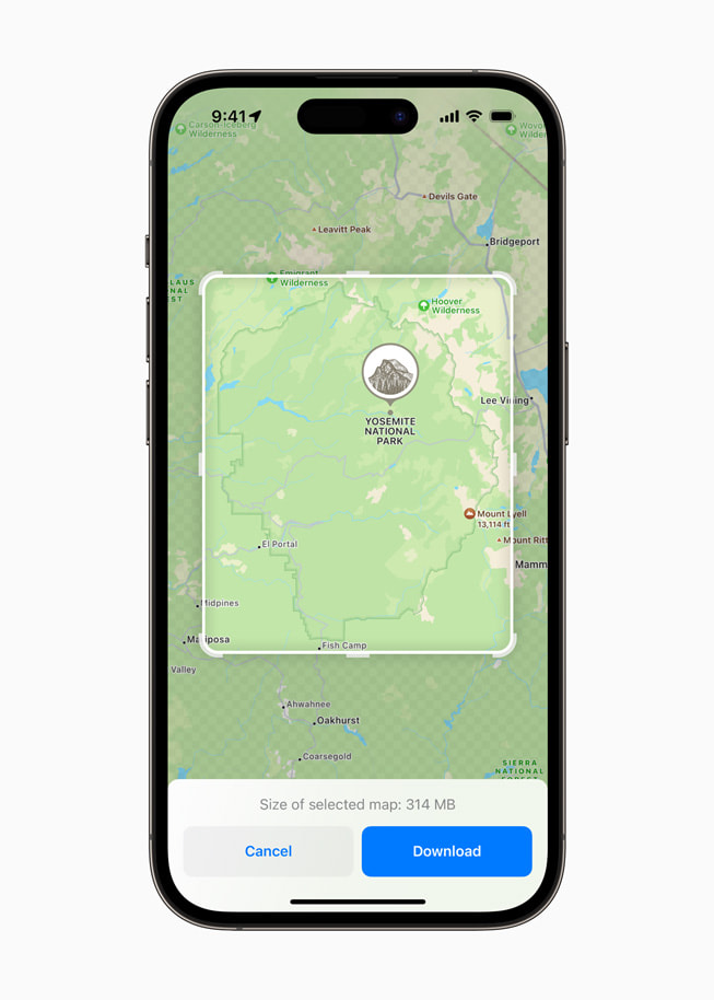 مستخدم iPhone 14 Pro يتلقى طلباً بتنزيل منطقة معينة داخل تطبيق الخرائط حتى يتمكن من الوصول إلى ميزة التنقل وغيرها من الميزات بدون الاتصال بالانترنت.