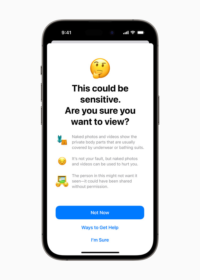 ميزة Sensitive Content Warning تحذّر أحد مستخدمي iPhone 14 Pro من أن المحتوى الذي يتلقاه قد يكون حساساً وتسأل، "هل أنت متأكد من رغبتك في العرض؟"