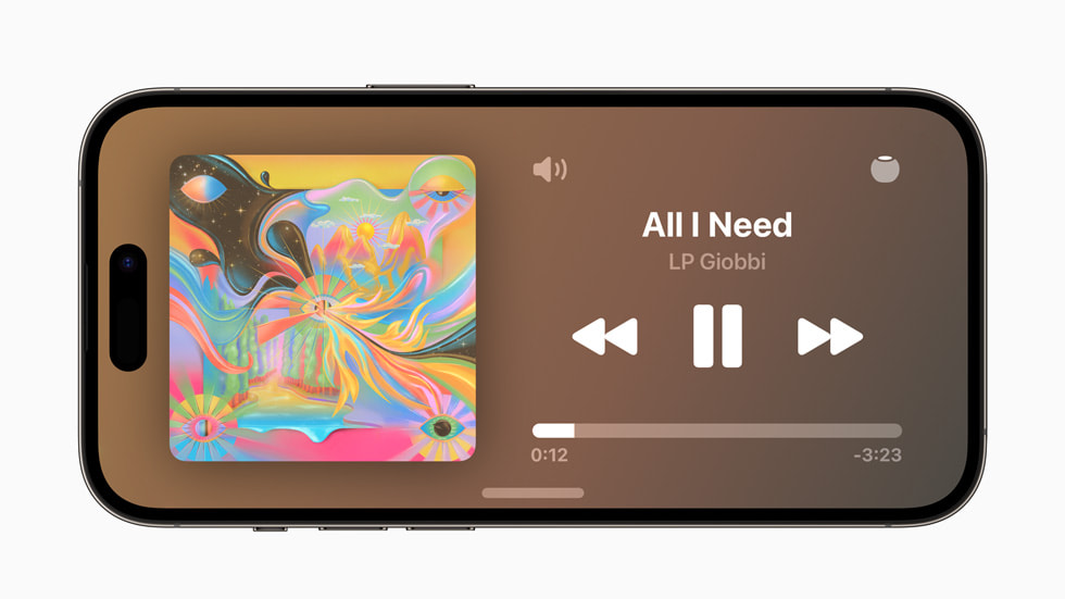  تعرض تجربة وضع الاستعداد تشغيل أغنية بعنوان "All I Need" للفنانة LP Giobbi في نظام iOS 17 على iPhone 14 Pro،.