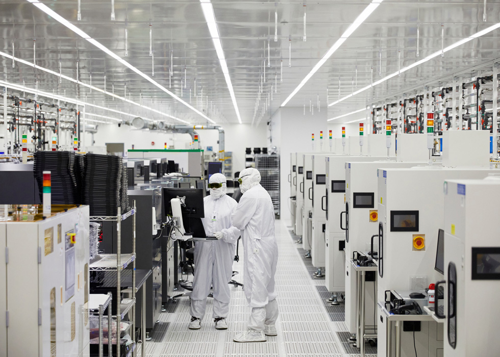 II-VI employees on the manufacturing floor in Sherman, Texas.