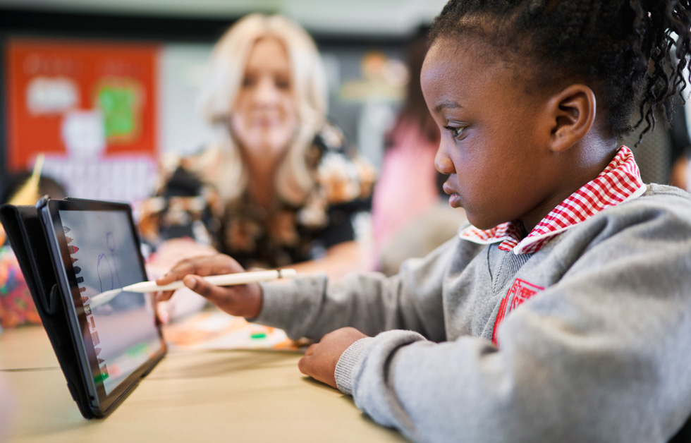 Nasarah Wahab uses Apple Pencil and iPad in class.