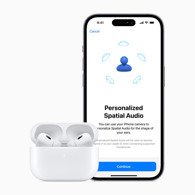 Des AirPods Pro de deuxième génération utilisant l’audio spatial personnalisé avec un iPhone 14 Pro.