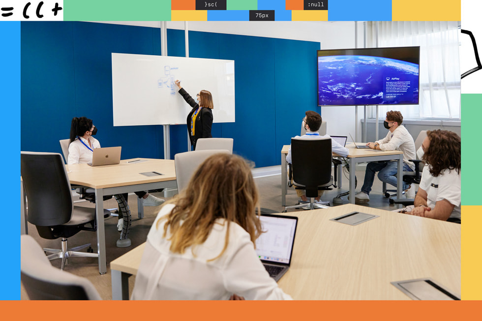 Des élèves dans une salle de classe de l’Apple Developer Academy de Naples. 