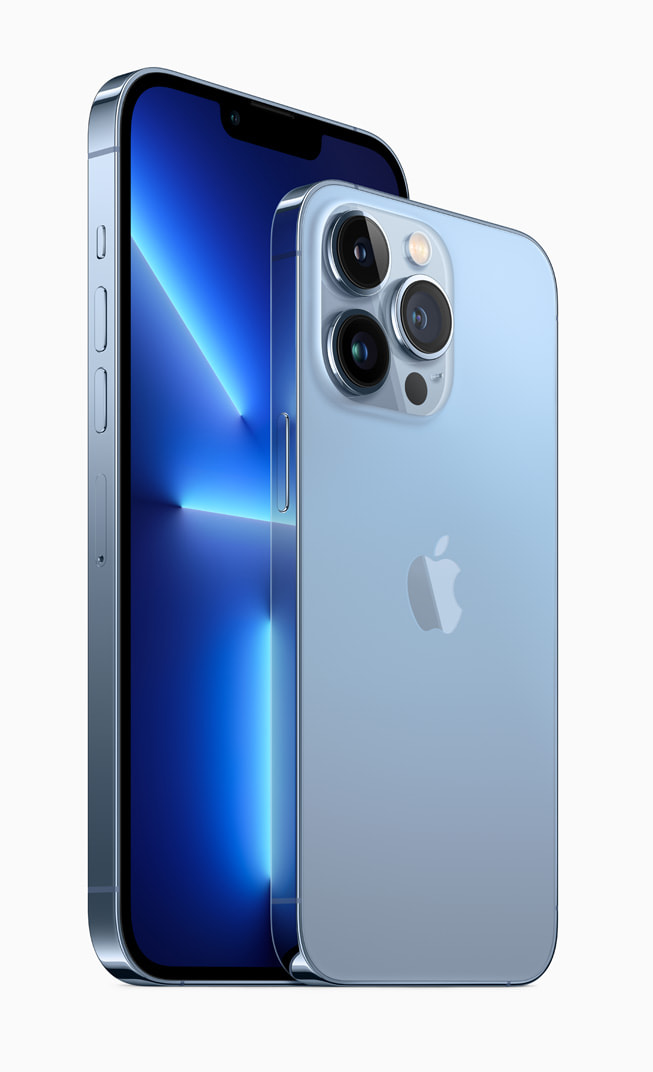 Das iPhone 13 Pro und iPhone 13 Pro Max in Sierrablau.