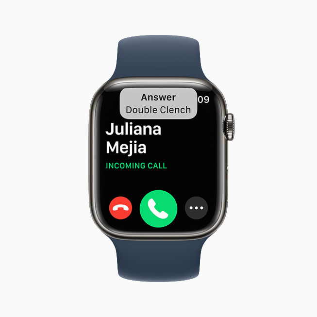 Apple Watch Series 7 shows an incoming call in watchOS 8.