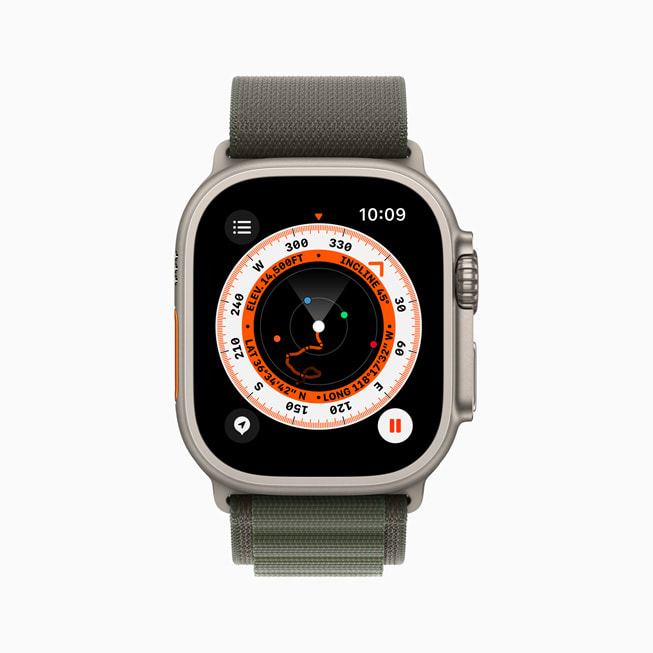 Die Apple Watch Ultra mit dem Alpine Loop in Grün, die die Kompass App und einen markierten Wegpunkt zeigt.