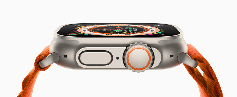 Seitenansicht einer Apple Watch Ultra, die die größere Digital Crown sowie die Seitentaste hervorhebt.