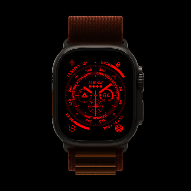 Apple Watch Ultra zeigt den Nachtmodus mit leuchtendem rotem Display vor schwarzem Hintergrund.