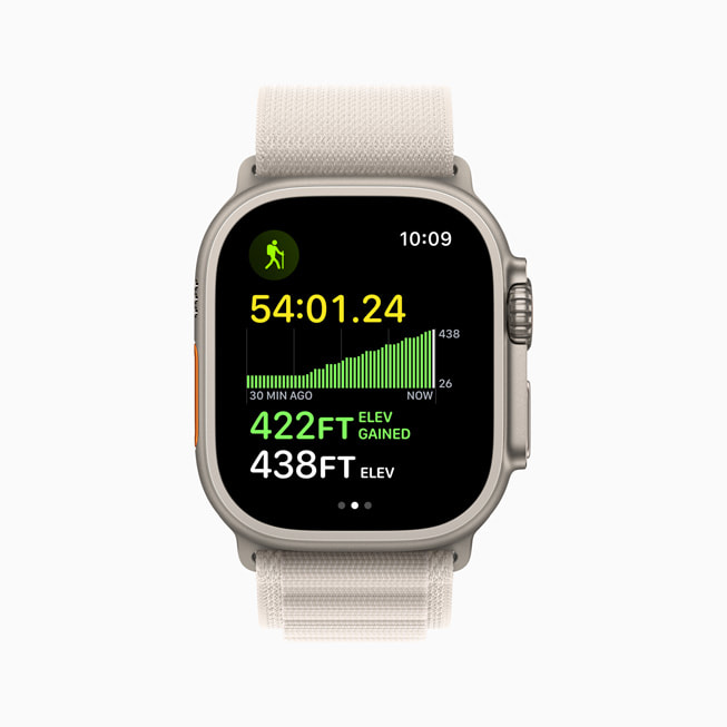 Die Apple Watch Ultra mit dem Alpine Loop in Polarstern, die die Höhe in der Training App zeigt.