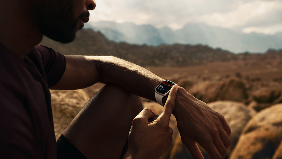 A person takes an ECG on Apple Watch Series 7.