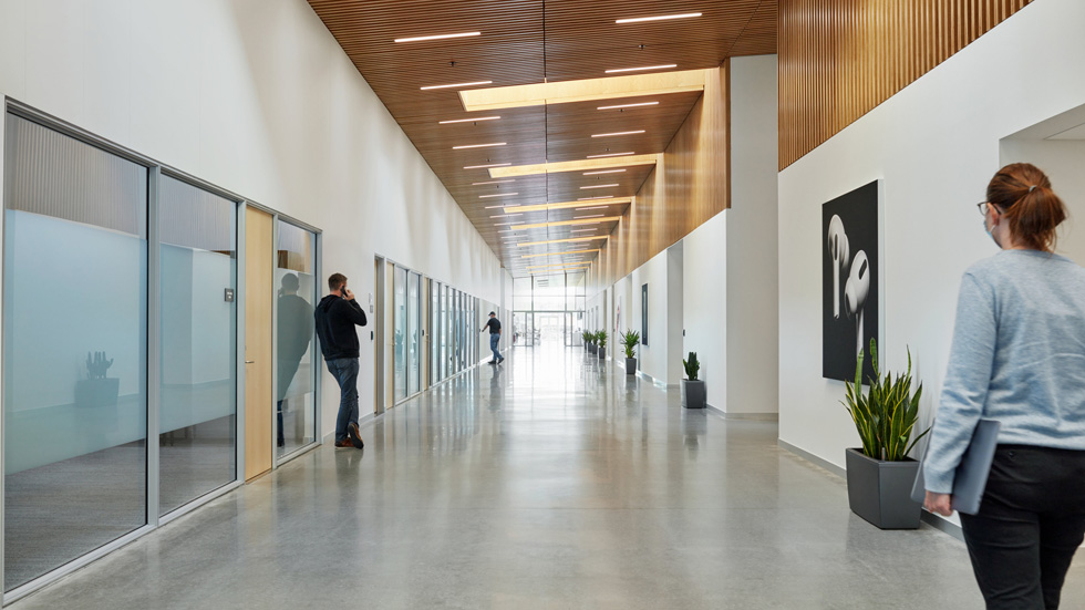 Corridor intérieur aéré au centre de données de Viborg.
