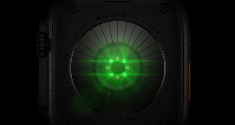 Partea posterioară a Apple Watch Ultra 4, carcasă din titan, culoare Negru, multipli senzori rotunzi cu lumini LED verzi aprinse
