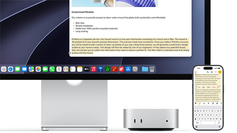 Mac mini frontal, așezat sub Studio Display, un iPhone se află în dreapta dispozitivului și a ecranului, textul selectat cu comenzile tăiere, copiere, lipire și Auto-completare afișate deasupra pe iPhone corespunde textului evidențiat de pe ecran, prezentând Clipboard universal