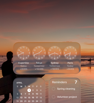 Widgeturi Ceas Liquid Glass, Calendar, Memento-uri și Vremea pe ecranul macOS Tahoe, peste o imagine cu un surfer mergând pe plajă la apusul soarelui