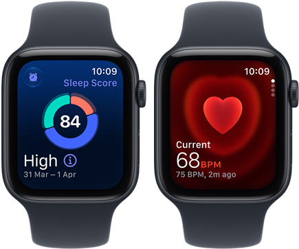 Dve zariadenia Apple&nbsp;Watch Se&nbsp;3, obe s&nbsp;hliníkovým krytom v&nbsp;polnočnej farbe s&nbsp;námornícky modrým športovým remienkom, na&nbsp;jedných hodinkách sa&nbsp;zobrazuje spánkové skóre, na&nbsp;druhých apka Srdcová&nbsp;frekvencia, pohľad zvonku na&nbsp;pravú stranu, korunka Digital&nbsp;Crown