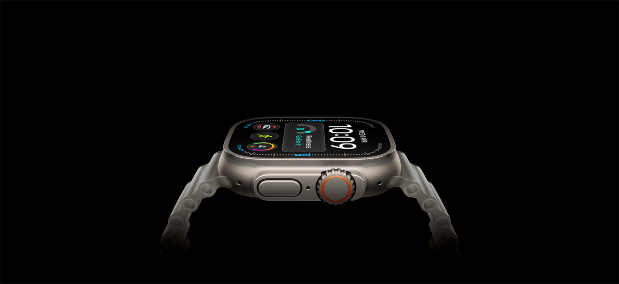 Apple&nbsp;Watch Ultra&nbsp;4, titánový kryt v&nbsp;prírodnej farbe, pohľad zvonku na&nbsp;pravú stranu, korunka Digital Crown, vystúpené bočné tlačidlo, digitálny ciferník, oceánsky remienok v priesvitnej šedej farbe