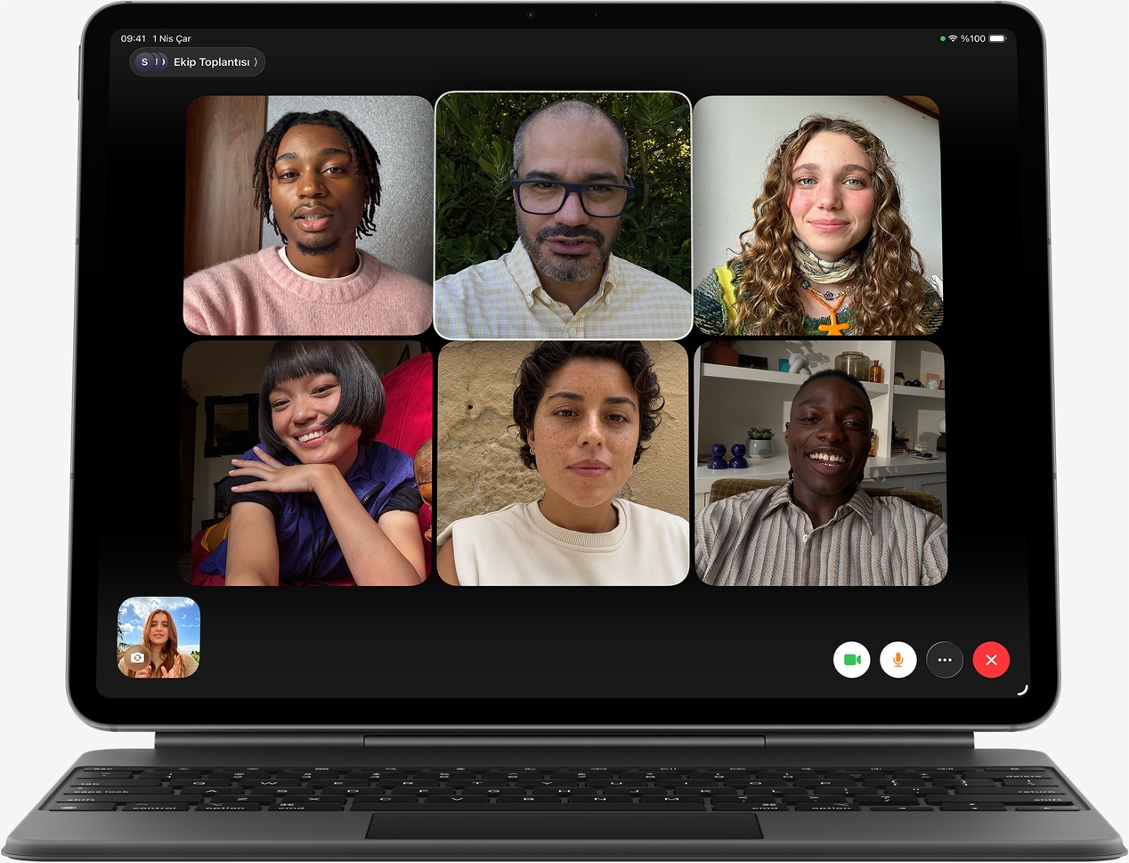 iPad Air, önden dış görünüm, Magic Keyboard, siyah renk, ekrandaki FaceTime aramasında birden fazla katılımcı gösteriliyor