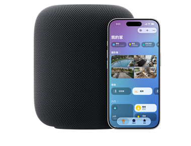 午夜色 HomePod，旁邊的 iPhone 螢幕上是 app 中的「我的家」使用者介面