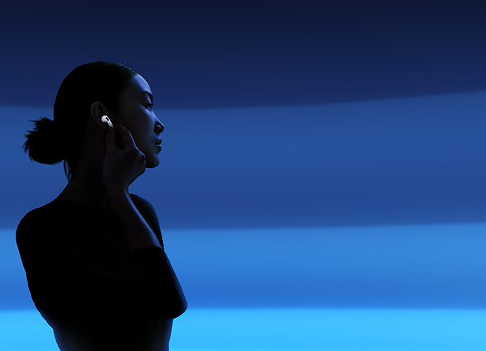 Людина тримає основу навушника AirPods 5 великим і вказівним пальцями, щоб змінити режим прослуховування