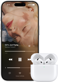 iPhone біля AirPods у зарядному футлярі, футляр відкритий