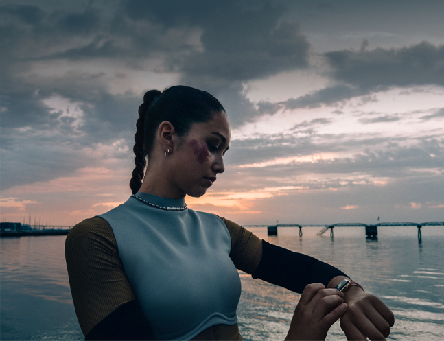 Людина на вулиці дивиться на свій годинник Apple Watch Series 12