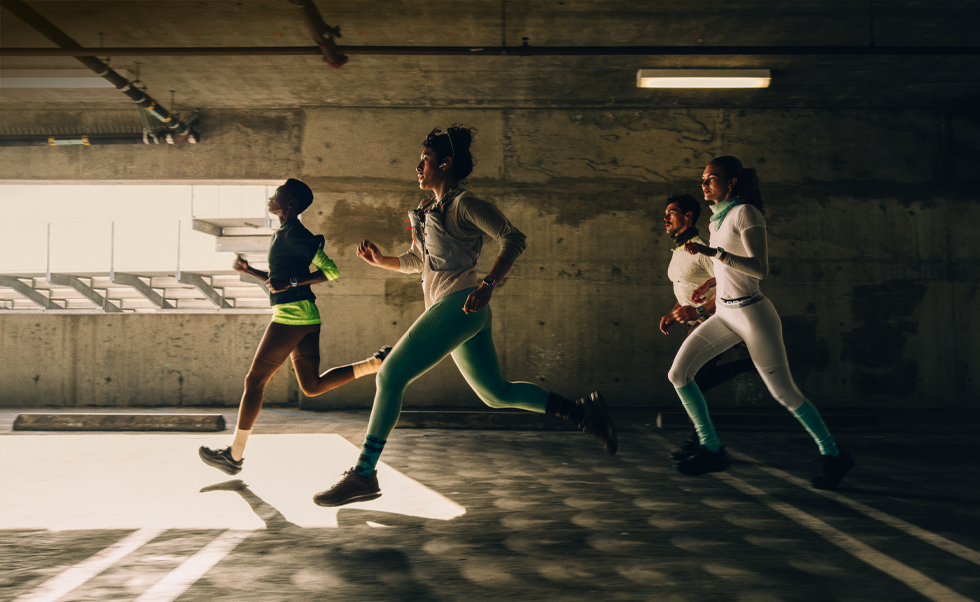 Група людей біжить містом, на них годинники Apple Watch Series 12
