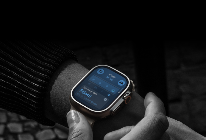 Людина з Apple Watch Ultra 4 на зап’ястку, денні показники злегка знижені