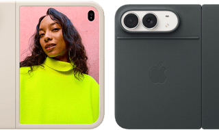 iPhone Duo, колір «біла зоря» у силіконовому чохлі пісочного кольору, горизонтальна орієнтація, повністю розкладений горизонтально, система двох камер Fusion у верхньому лівому куті, чохол покриває зовнішню задню панель і зовнішній край переднього дисплея, праворуч на зовнішньому дисплеї зображено портрет людини. iPhone Duo, колір «біла зоря», повністю розкладений горизонтально; чохол кольору «морський синій» із підставкою, повністю розкладений горизонтально; на задній панелі — система двох задніх камер Fusion із роздільною здатністю 48 Мп із двома об’єктивами