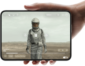 iPhone Duo, який тримають однією рукою, відкритий у горизонтальному положенні, повністю розкладений, на внутрішньому екрані транслюється серіал Apple TV «Таємниця бункера»