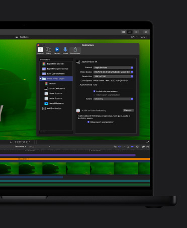 Yeşil ve karanlık bir ışıkta duran bir arabayı gösteren 16 inç MacBook Pro ekranı, ekranın altında video klipleri, açık bir dosya dışa aktarım penceresi