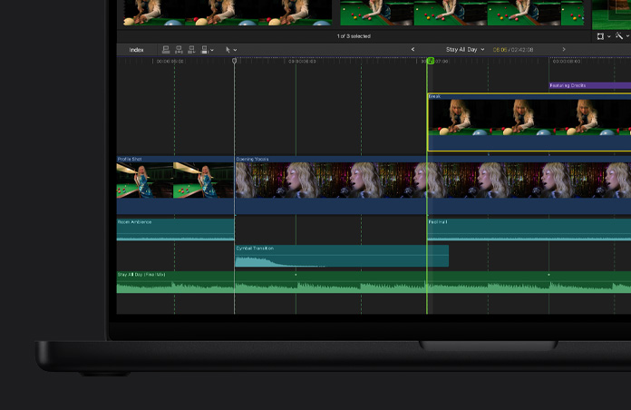 16 inç MacBook Pro ekranı, Final Cut Pro zaman çizelgesinde üç farklı sahnenin video klipleri yer alıyor, bir kadın bilardo oynuyor, bir kadın mikrofona şarkı söylüyor